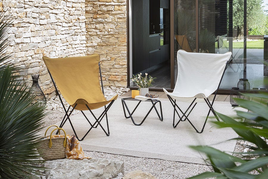Dekorationsinspiration der 70er Jahre und 2000er Jahre. Papillon-Stühle Pop Up Lafuma Mobilier